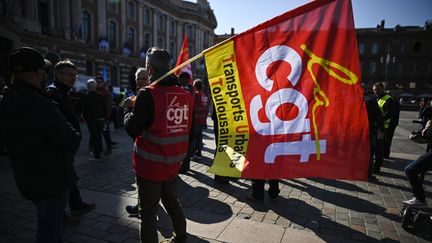 Un militant CGT à Toulouse, le 18 avril 2023. (VALENTINE CHAPUIS / AFP)