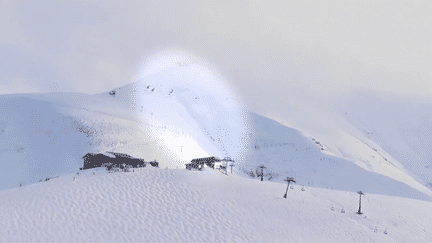 La station de ski de Saint-Gervais est endeuillée après la mort de deux skieurs dans une avalanche. Ils se trouvaient dans une zone hors-piste où le risque d’avalanche était faible. (franceinfo)