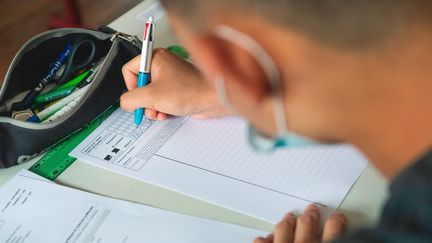 Un lycéen passe l'épreuve de philosophie du baccalauréat, à Aurillac (Cantal), le 17 juin 2021.&nbsp; (JEREMIE FULLERINGER / MAXPPP)