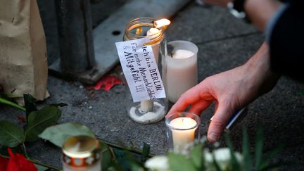 Des bougies déposées au marché de Berlin, touché par un attentat, lundi 19 décembre. (FABRIZIO BENSCH / REUTERS)