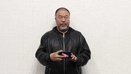 L'artiste chinois Ai Weiwei dans une galerie à Londres, en octobre 2019&nbsp; (ALASTAIR GRANT/AP/SIPA / SIPA)