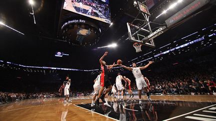 Les Brooklyn Nets face à Toronto dans leur nouvelle salle (ALEX TRAUTWIG / GETTY IMAGES NORTH AMERICA)