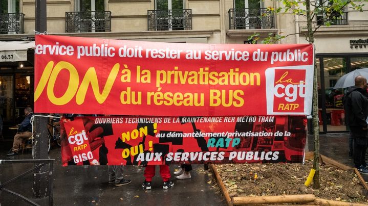 Une banderole proteste contre l'ouverture des réseaux de bus à la concurrence, lors d'une manifestation à Paris, le 23 mai 2022. (RICCARDO MILANI / HANS LUCAS / AFP)