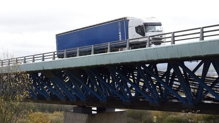 Un poids lourd traverse le viaduc d'Echinghen&nbsp;à Boulogne-sur-Mer (Pas-de-Calais), le 28 novembre 2019. (FRANCOIS LO PRESTI / AFP)