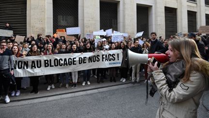 Des étudiants ont manifesté devant la faculté de droit de Montpellier (Hérault) pour la reprise des cours, le 26 mars 2018. (SYLVAIN THOMAS / AFP)