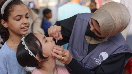 Une soignante administre un vaccin contre la polio dans la ville de Gaza le 10 septembre 2024. (OMAR AL-QATTAA / AFP)