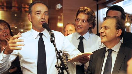 Le candidat &agrave; la pr&eacute;sidence de l'UMP, Jean-Fran&ccedil;ois Cop&eacute;, aux c&ocirc;t&eacute;s de Jean Sarkozy et de Roger Karoutchi, le 4 septembre 2012 &agrave; Neuilly-sur-Seine. (PIERRE VERDY / AFP)