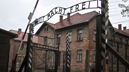 L'une des entrées du camp d'Auschwitz surplombée de la fameuse mention "Arbet macht frei", "le travaille libère". (F.Leonhardt / DPA / Picture-Alliance)