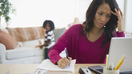 Après la crise sanitaire, les hausses annoncées du prix de l'énergie, notamment, viennent poser des problèmes économiques à certaines familles. Comment ne pas inquiéter les enfants tout en leur expliquant la réalité. (Illustration) (JGI/JAMIE GRILL / TETRA IMAGES RF / GETTY IMAGES)