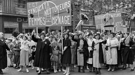 "Front populaire. Défilé du syndicat C.G.T. des femmes de ménage, laveurs de carreaux, etc. Paris, 14 juillet 1936. » (© Collection Roger-Viollet / Roger-Viollet)