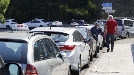 Des taxis marseillais bloquent l'acc&egrave;s au port autonome de Marseille (Bouches-du-Rh&ocirc;ne), le 9 juin 2015. (MAXPPP)