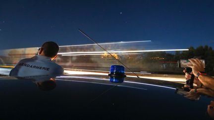 Un contrôle routier par la gendarmerie sur l'autoroute A7, dans la Drôme. Photo d'illustration. (FABRICE HEBRARD / MAXPPP)