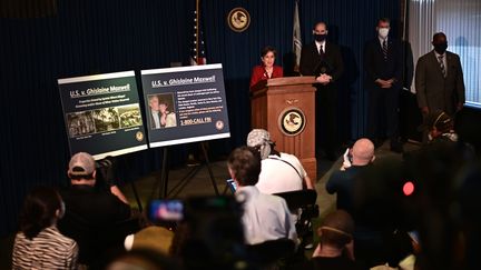 La procureure fédérale Audrey Strauss annonce l'arrestation de Ghislaine Maxwell,&nbsp;le 2 juillet 2020, lors d'une conférence de presse à New York (Etats-Unis). (JOHANNES EISELE / AFP)