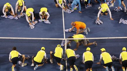 S&eacute;chage du court de tennis lors de la finale de l'open d'Australie opposant le Serbe Novak Djokovic &agrave; l'Espagnol Rafael Nadal &agrave; Melbourne, le 29 janvier 2012. (DANIEL MUNOZ / REUTERS)