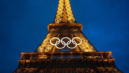 Les anneaux olympiques ornent la tour Eiffel, à Paris. (AYTAC UNAL / ANADOLU / AFP)