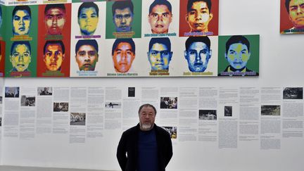 L'artiste chinois Ai Weiwei pose devant ses portraits en Lego d'étudiants mexicains disparus, le 11 avril 2019 au Musée universitaire d'art contemporain de Mexico.
 (Alfredo Estrella / AFP)