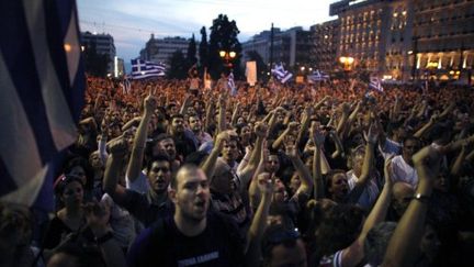 Manifestants pour une "autre démocratie", devant le Parlement grec, Athènes, le 28 mai 2011 (AFP/Angelos TZORTZINIS)