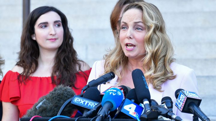 Louisette Geiss lors d'une conférence de presse à Los Angeles (Californie) après le verdict de culpabilité dans le procès de Harvey Weinstein, le 25 février 2020. (RODIN ECKENROTH / GETTY IMAGES NORTH AMERICA)