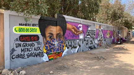 Ati Diallo souligne que "le graffiti est très engagé socialement et spirituellement. Beaucoup d’artistes européens mettent l’accent sur leur blaze. En Afrique, le graffeur doit plutôt avoir un message fort qui doit parler à la jeunesse ou à l’Etat". L’auteure du livre, Aude Leveau Mac Elhone, ajoute&nbsp;: "Les lieux investis sont remis en état et nettoyés. Colorés, ils deviennent souvent un petit marché ou un lieu d’échanges pour la population, qui se réapproprie des zones longtemps abandonnées. Les artistes abordent des thèmes comme l’immigration clandestine, la santé, l’environnement ou le respect des ainés". (RBS CREW)