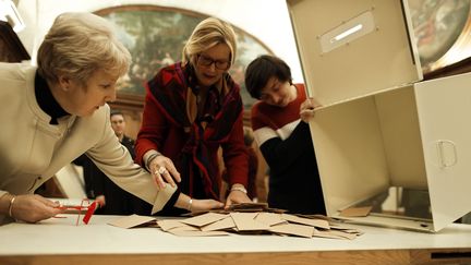 Des bénévoles lors de l'organisation du premier tour de la primaire à droite, le 20 novembre 2016 (CHARLY TRIBALLEAU / AFP)