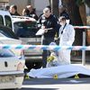 Des médecins légistes de la police recueillent des preuves près du corps d'un homme abattu le 5 avril 2018 dans le 10e arrondissement de Marseille. (BORIS HORVAT / AFP)