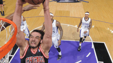 Joakim Noah monte au panier