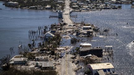 Cette route, photographiée vendredi 30 septembre, est le seul accès au quartier de Matlacha à Fort Myers (Floride). Elle a été détruite par le passage de l'ouragan Ian, jeudi dernier.&nbsp; (RICARDO ARDUENGO / AFP)