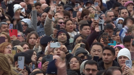 La place était pleine et silencieuse ce matin du 25 décembre, et le message du pape, largement partagé. (FRANCE 2)