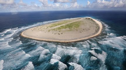 Vue aérienne de l'île française de Tromelin dans l'océan Indien, l'"île des esclaves oubliés". Photo prise le 16 avril 2013. (RICHARD BOUHET / AFP)