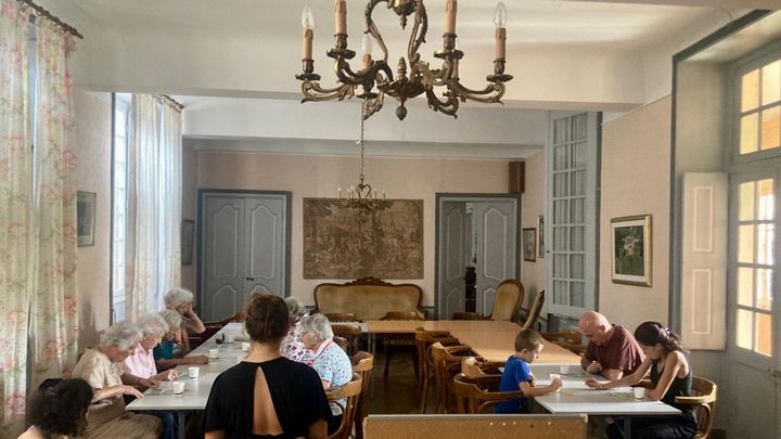 Des personnes âgées font une partie de loto dans une salle du château de Montceau, en Saône-et-Loire, mercredi 16 août 2023. (FRANCEINFO / RADIO FRANCE)