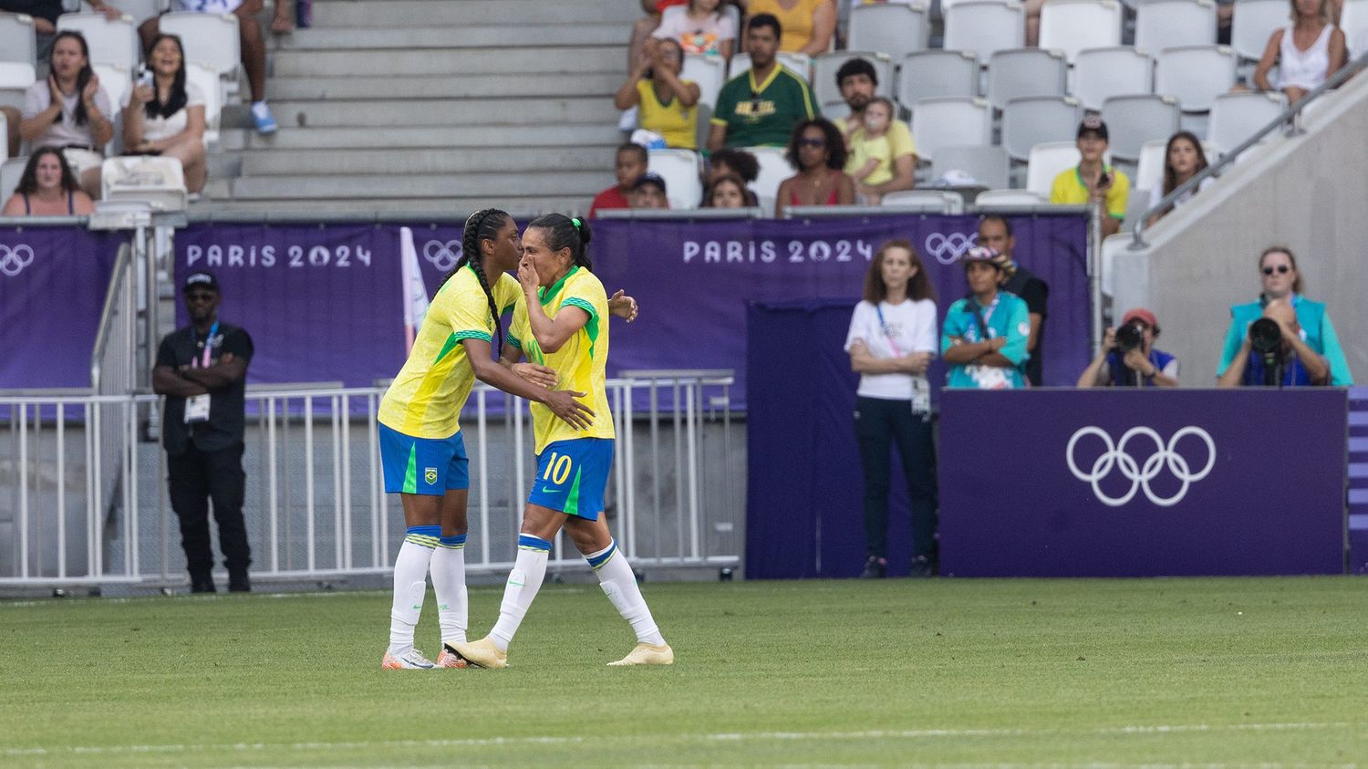 A lenda brasileira Marta chora ao receber o cartão vermelho que a priva das quartas de final contra os Blues