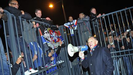 Jean-Michel Aulas et son équipe sont accueillis par une foule de supporters ravis après un succès à Saint-Etienne, le 11 novembre 2013. (STEPHANE GUIOCHON / MAXPPP)