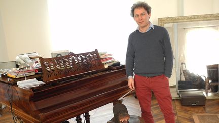 Le violoniste David Grimal chez lui, à Paris.
 (LCA/Culturebox)