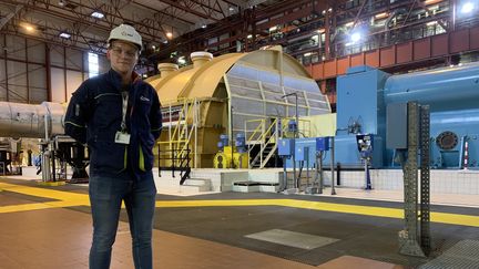 Mathurin Labaisse,&nbsp;ingénieur chimie à la centrale nucléaire de Nogent-sur-Seine depuis le 1er&nbsp;octobre 2021, devant l'une des turbines&nbsp;. (GREGOIRE LECALOT / RADIO FRANCE)