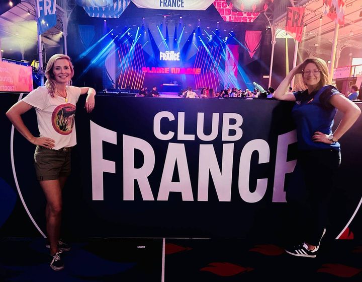 Claire et Marie sont déjà venues plusieurs fois au Club France. Elles sont parmi les dernières à partir alors que le set de DJ Claire Marie se termine le 6 août 2024. (FRANCEINFO / BENOIT JOURDAIN)