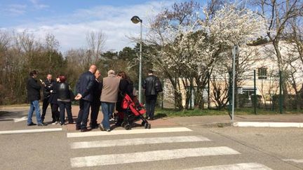 &nbsp; (Des parents d'élèves se sont réunis devant l'école primaire du Mas de la Raz, à Villefontaine, en Isère © Radio France - Axelle Labbé)