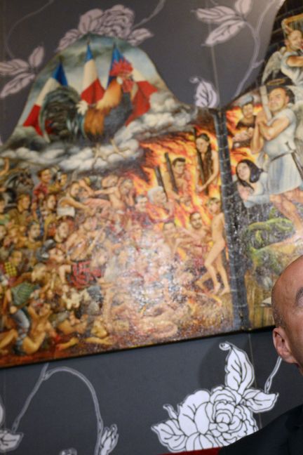 Serge Ayoub donne une conférence de presse dans son bar le Local à Paris, le 8 juin 2013. (LIONEL BONAVENTURE / AFP)