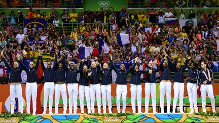 L'équipe de France féminine de handball sur la deuxième marche du podium aux JO de Rio (FRANCK FIFE / AFP)