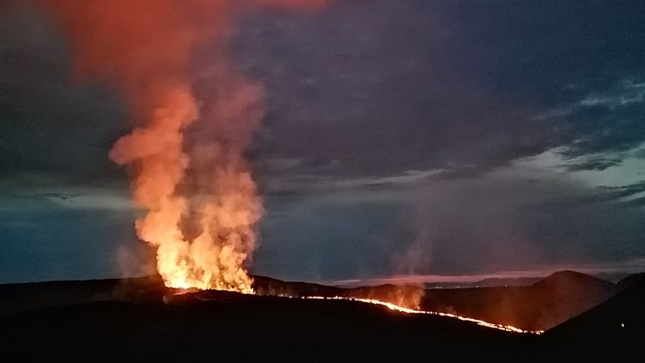 Volcan en éruption en Islande pendant la navigation. (LOUISE DI BETTA)