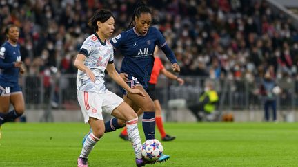 Marie-Antoinette Katoto au duel avec&nbsp;Saki Kumagai, le 22 mars 2022, en quart de finale aller de la Ligue des champions. (SVEN BEYRICH/SPP/SHUTTERSTOCK/SIPA / SIPA)