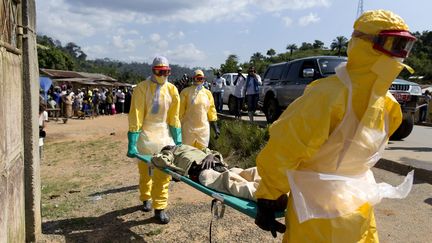 Un cas suspect d'Ebola est pris en charge &agrave; Macenta (Guin&eacute;e), le 21 novembre 2014. (KENZO TRIBOUILLARD / AFP)