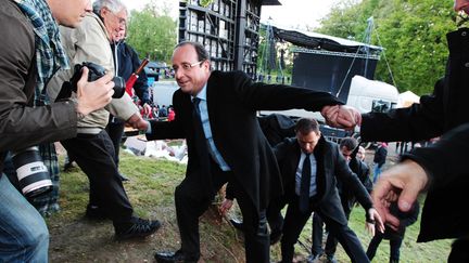 Un dernier meeting plut&ocirc;t champ&ecirc;tre pour le candidat socialiste Fran&ccedil;ois Hollande &agrave; Cenon (Gironde), le 19 avril 2012. (GUILLAUME BONNAUD / SUD OUEST / MAXPPP)