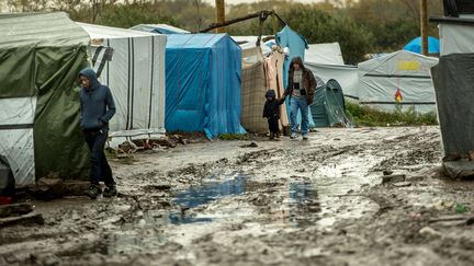 La "nouvelle jungle" de Calais, o&ugrave; vivent des milliers de migrants qui veulent partir en Grande-Bretagne, le 21 octobre 2015. (PHILIPPE HUGUEN / AFP)