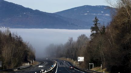 La "mer de nuage" dans la vallée de l'Arve, le 25 décembre 2017. (VINCENT ISORE / MAXPPP)