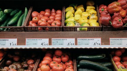 Un rayon de fruits et légumes frais dans un supermarché parisien, le 31 octobre 2022. (BENOIT DURAND / HANS LUCAS / AFP)