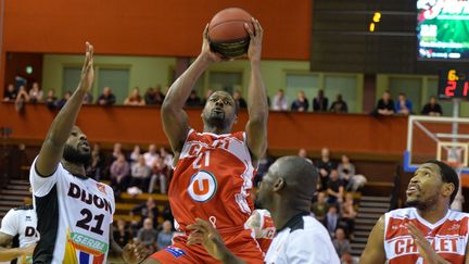 Paul Delaney s'envole devant Andre Harris (PHILIPPE BRUCHOT / MAXPPP)