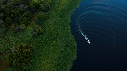 Un bateau dans l'Etat d'Amazonie (Brésil), le 28 juin 2018. (MAURO PIMENTEL / AFP)