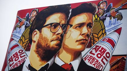 L'affiche de la com&eacute;die sur Kim Jong-Un, "The Interview", &agrave; l'entr&eacute;e du cin&eacute;ma Arclight &agrave; Los Angeles (Californie, Etats-Unis), le 17 d&eacute;cembre 2014. (DAMIAN DOVARGANES / AP / SIPA)