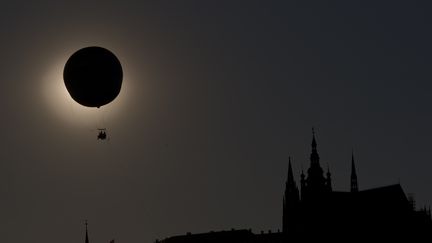 Le ch&acirc;teau de Prague dans la nuit, le 12 ao&ucirc;t 2012. (MICHAL CIZEK / AFP)