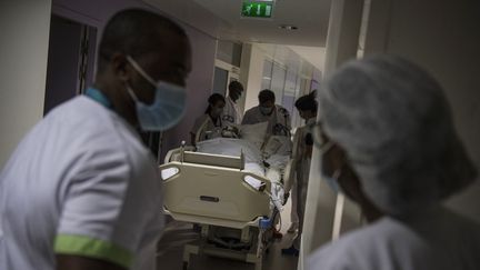 Un patient atteint du Covid-19 est pris en charge à l'hôpital André-Grégoire de Montreuil (Seine-SAint-Denis), mardi 14 décembre 2021. (JULIEN DE ROSA / AFP)